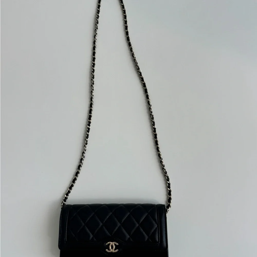 NEW CHANEL WOC Black Quilted Leather Crossbody with Gold Chain & CC Logo - Picture 2 of 12